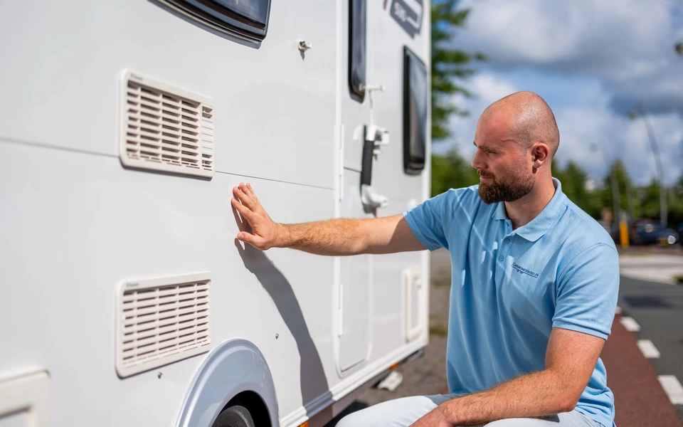 Controle van caravan door medewerker Caravanaanbieden.nl